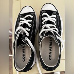 Converse Low top platform Chuck Taylor Black  Sneakers Unisex Women’s size7.